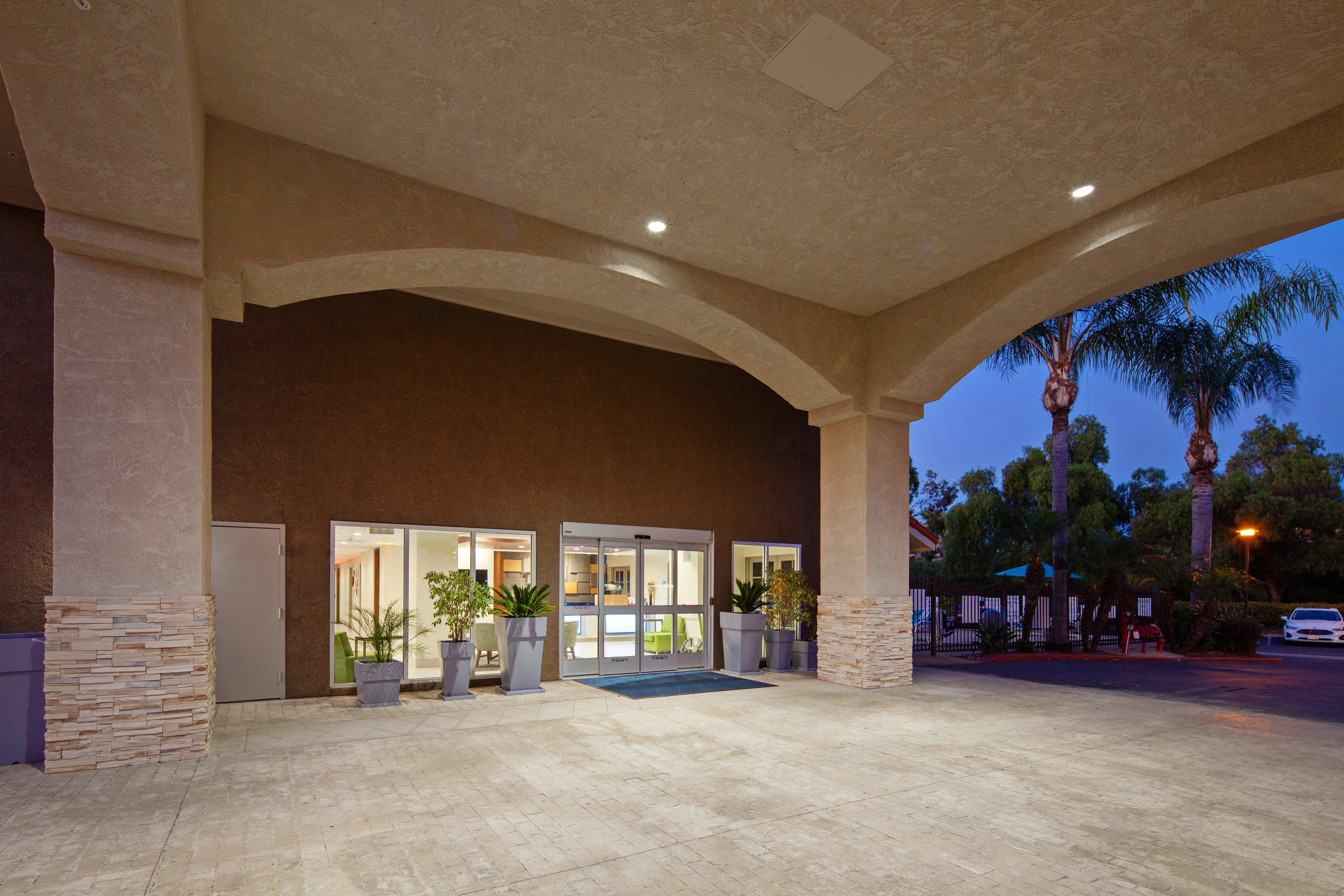 Holiday Inn Express Hotel & Suites San Diego-Escondido By Ihg Экстерьер фото